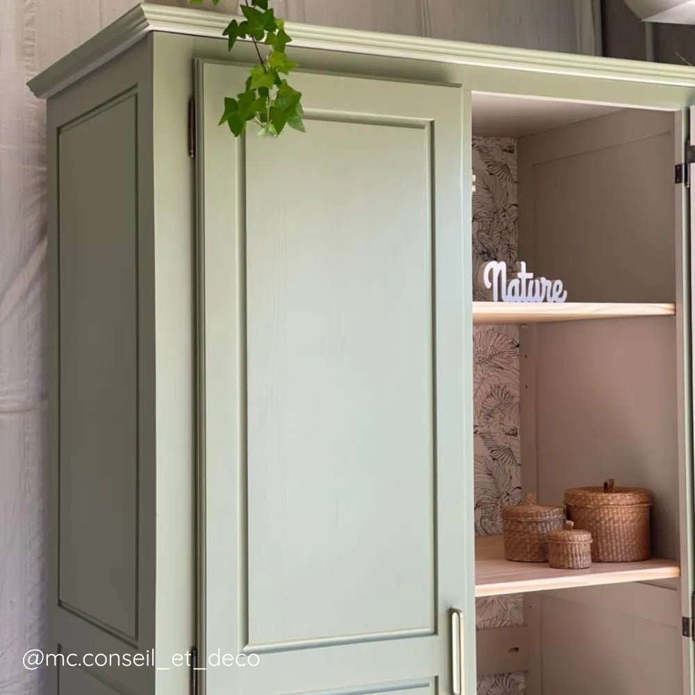 Armoire classique en bois relookée en teinte Guacamole