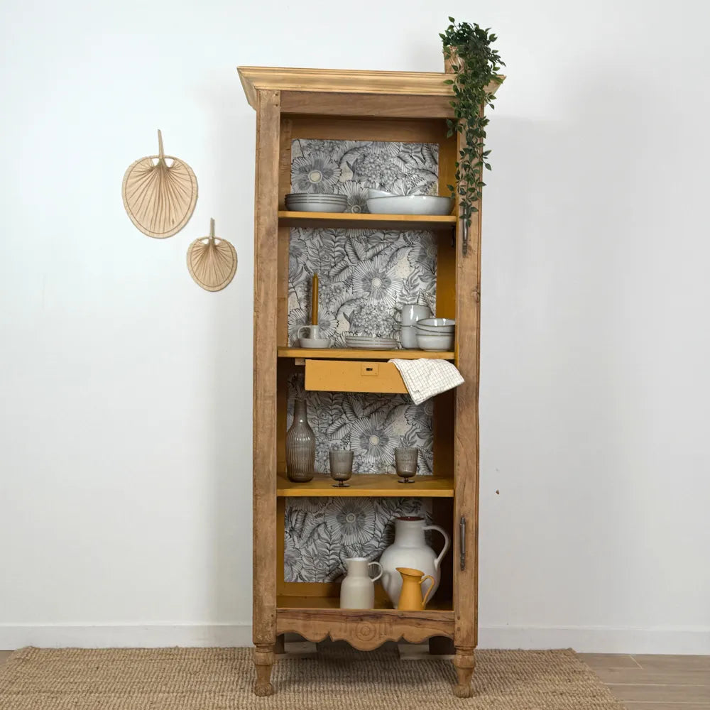 Armoire de rangement en bois repeinte avec la chaude teinte Marrakech