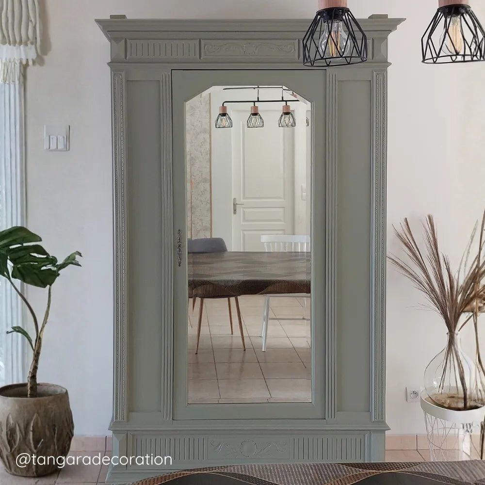 Armoire à miroir ancienne repeinte avec la douce teinte Vert de gris