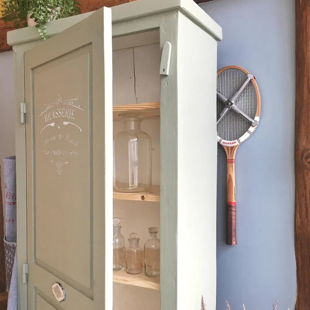 Armoire de rangement repeinte en Vert de gris avec pochoir décoratif