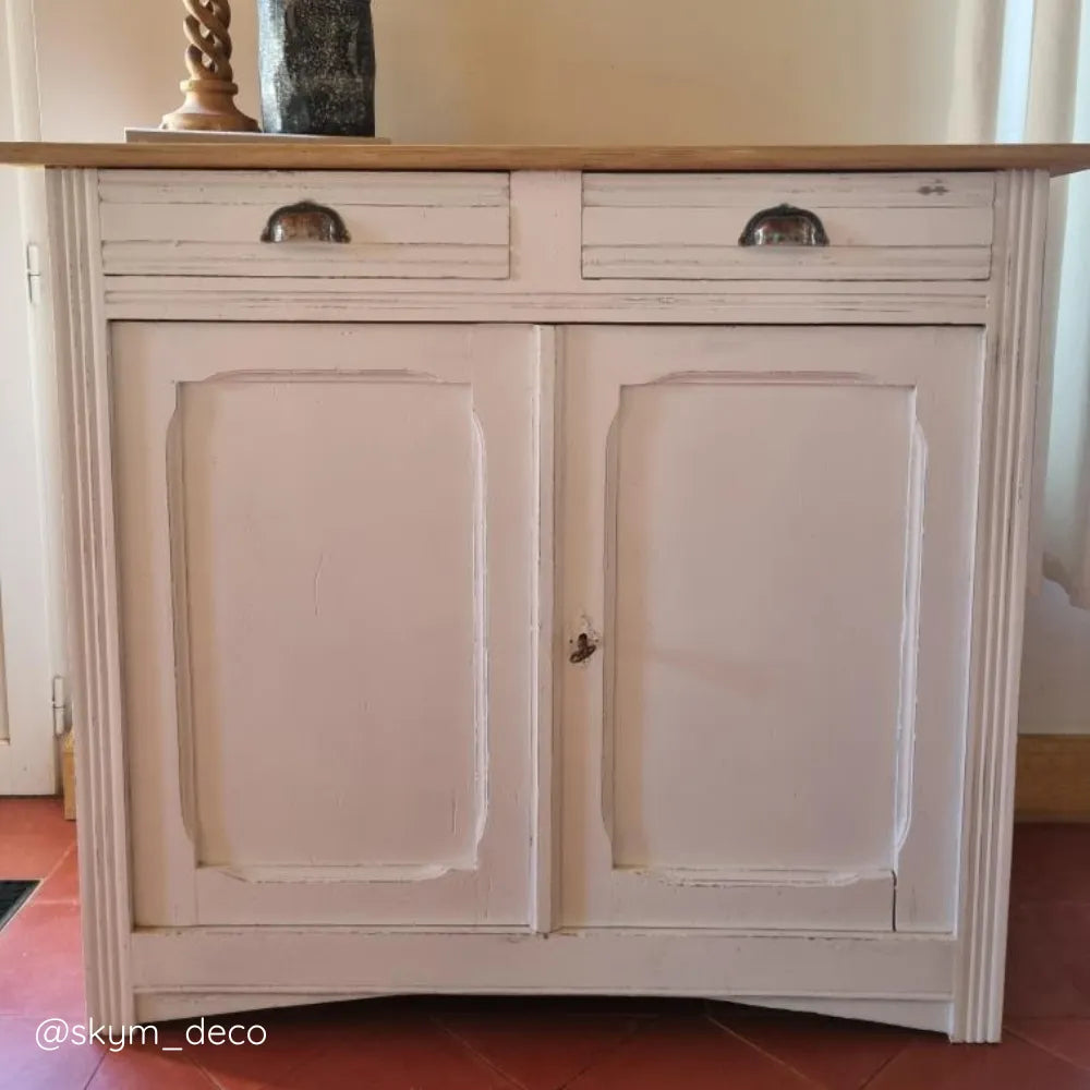 Buffet en bois massif relooké avec la couleur Beige rosé