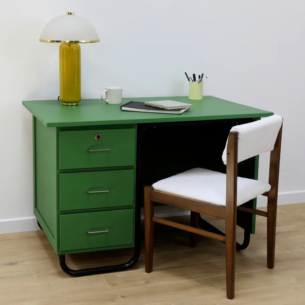 Bureau en bois vernis relooké avec la peinture Choux-Choux