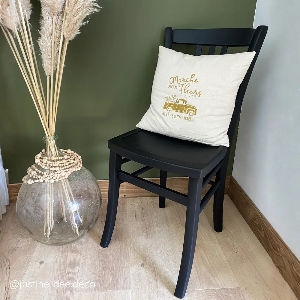 Chaise en bois repeinte en Noir élégant