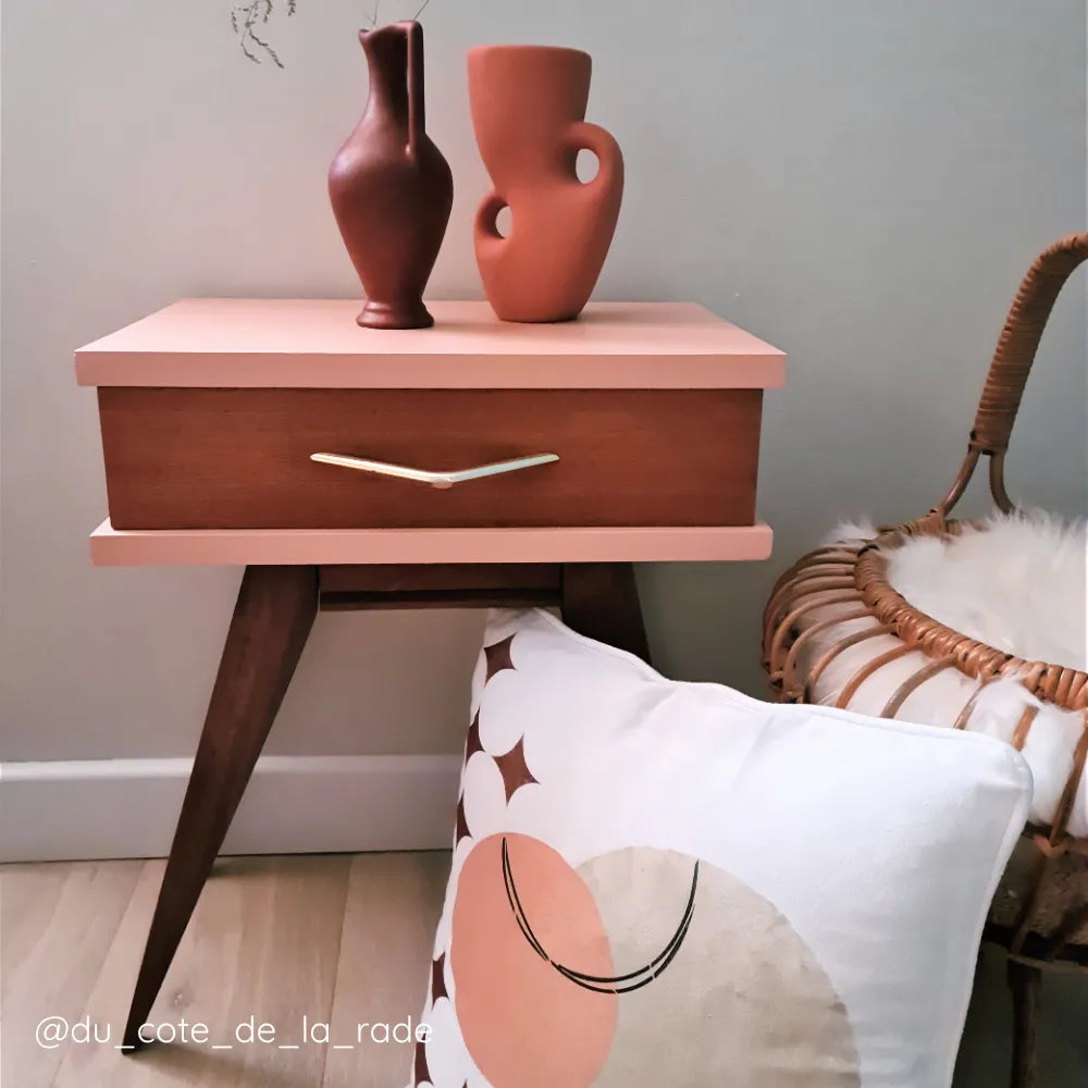 Petit chevet en bois repeint avec la teinte Biscuit Rose
