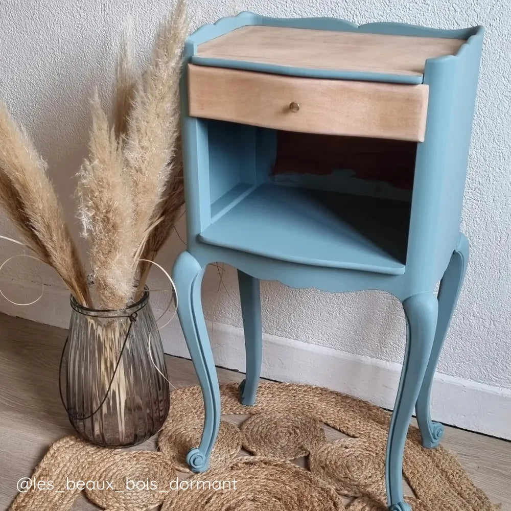 Table de chevet en bois repeinte avec la teinte Impérial