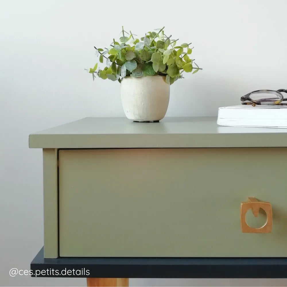 Chevet classique relooké avec la couleur Vert de gris