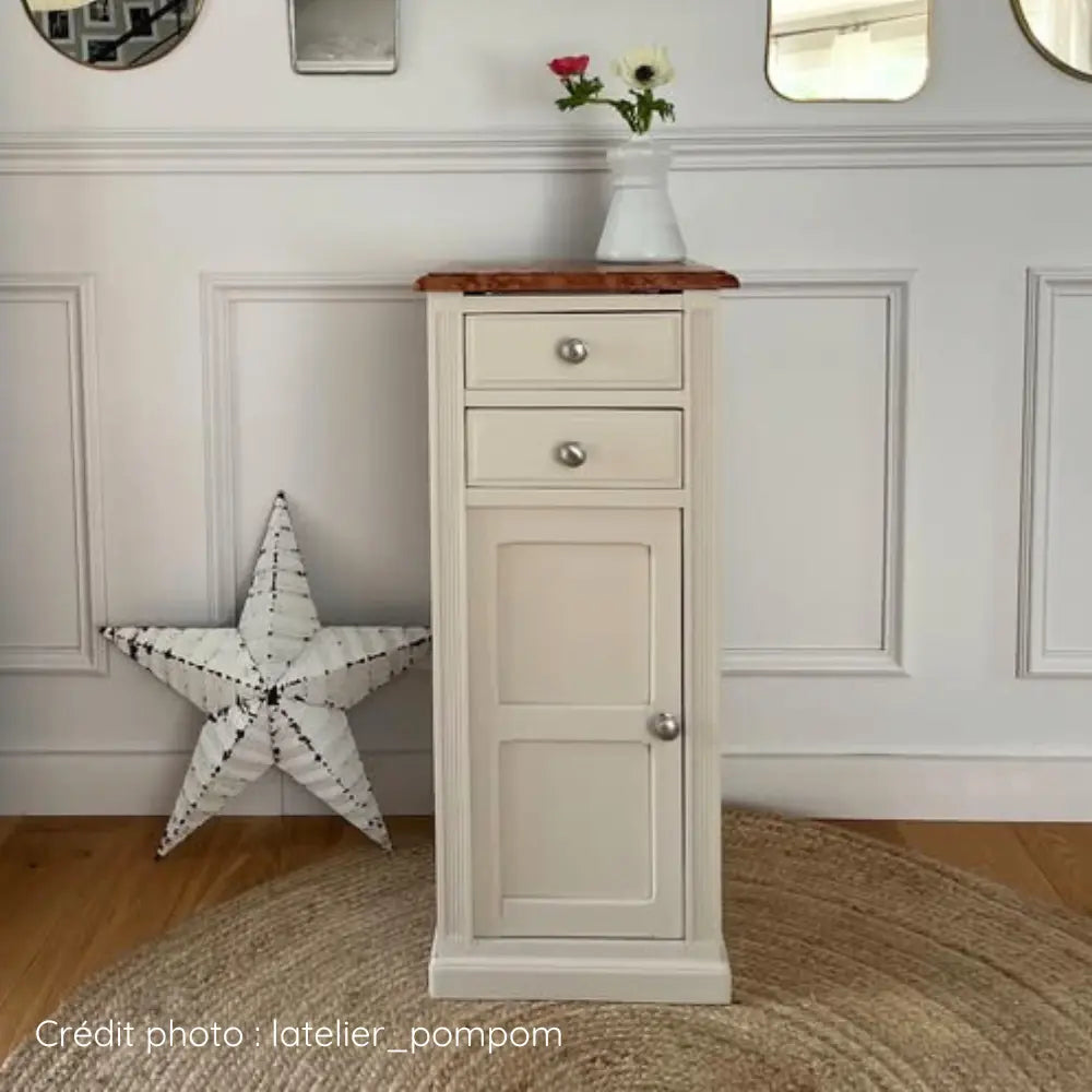 Meuble d'appoint en bois repeinte couleur Soie sauvage après rénovation.