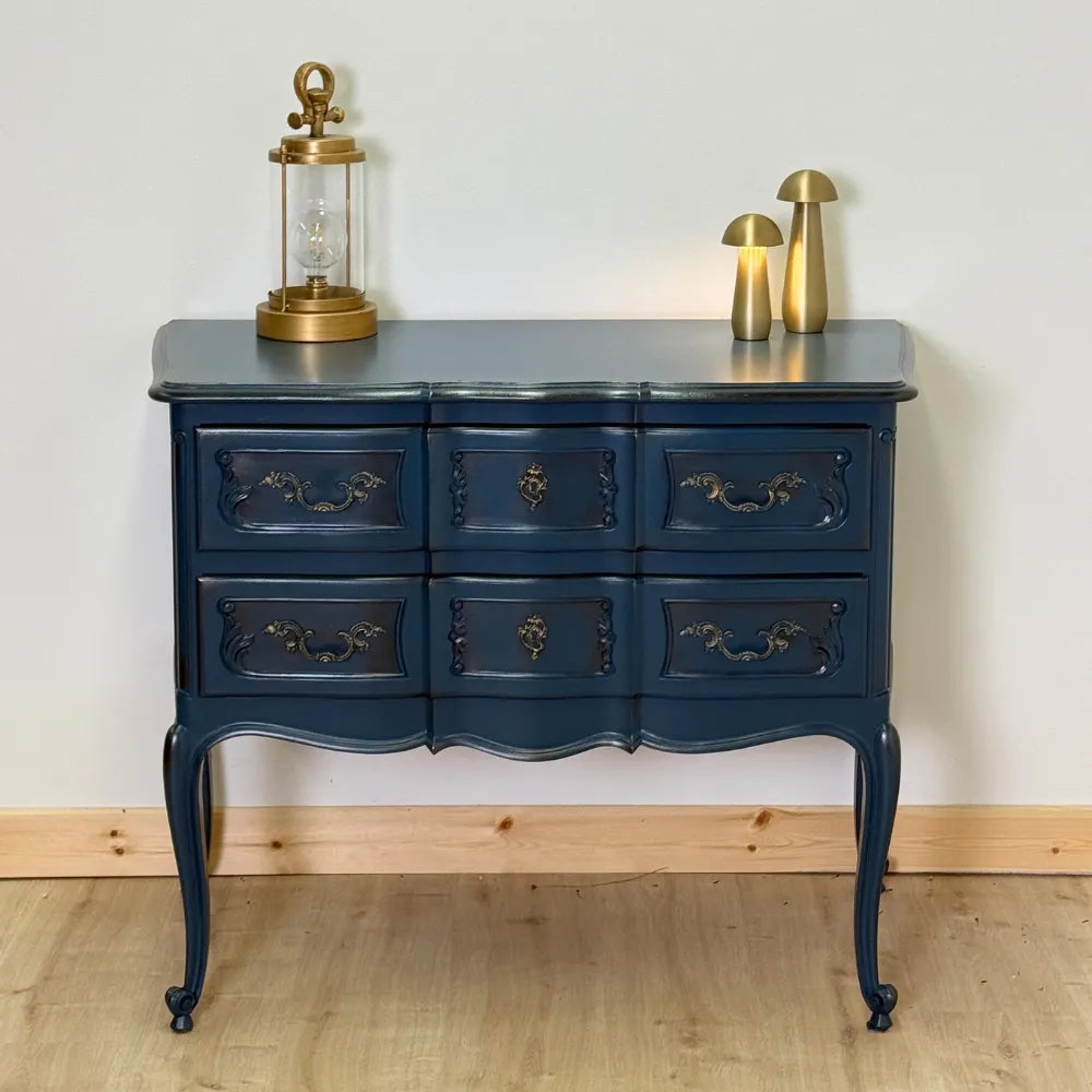 Commode en bois repeinte avec l'élégant Bleu Nuit