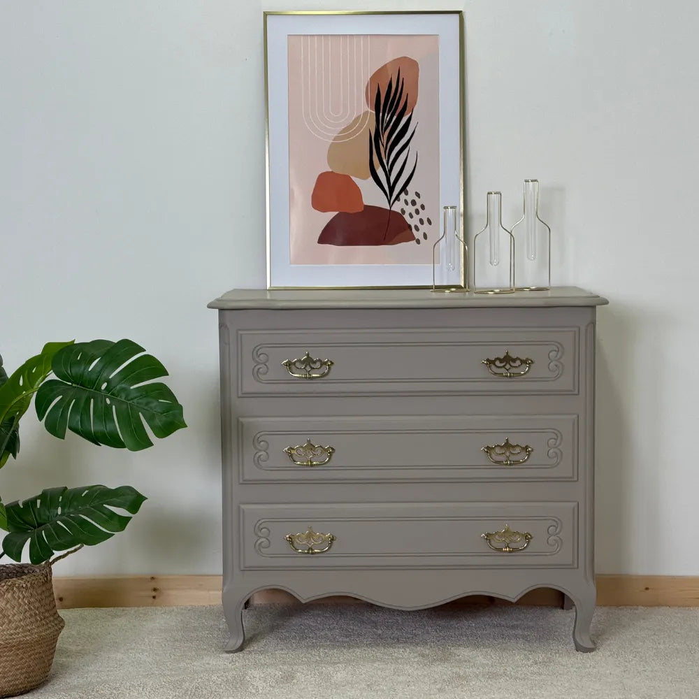 Commode de rangement repeinte avec la peinture Gris de Suède