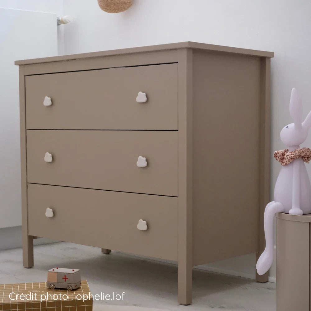 Commode ikea enfant en mélamine repeinte couleur chamois après rénovation meuble déco.
