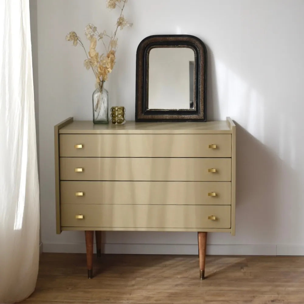 Commode vintage repeinte avec la couleur Vert de gris