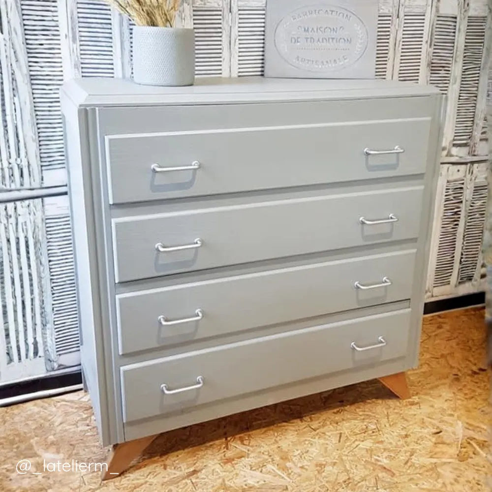 Grande commode en bois repeinte en teinte Vert Gommier