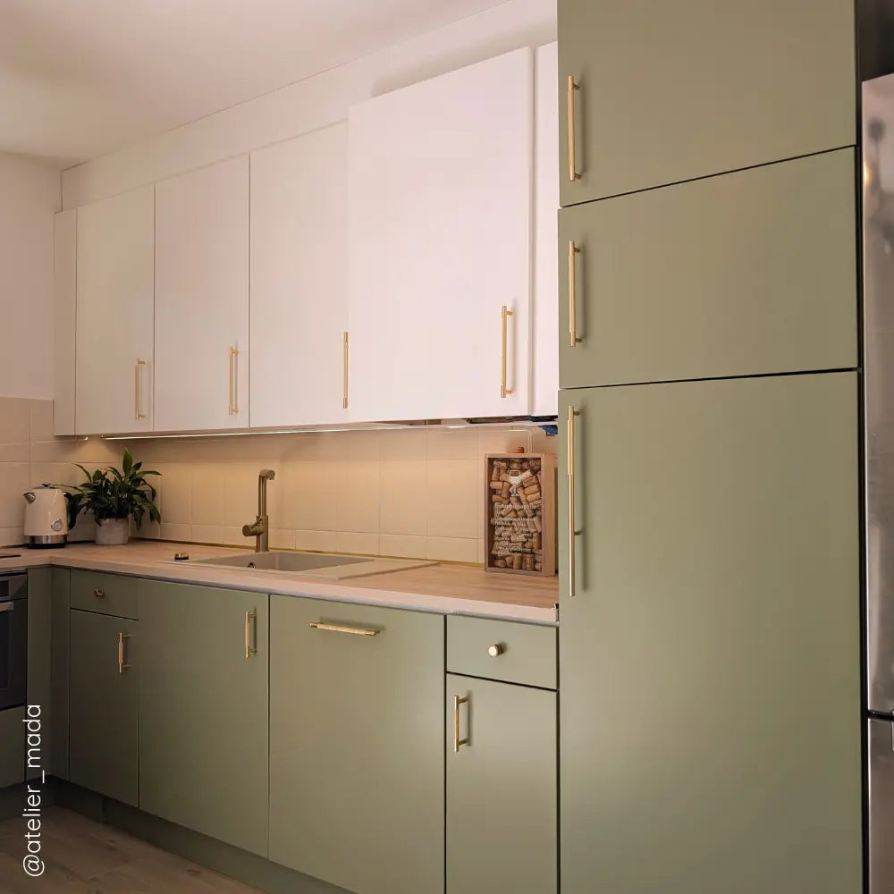 Cuisine en mélaminé repeinte avec la peinture cuisine Eléonore Déco couleur vert et blanc