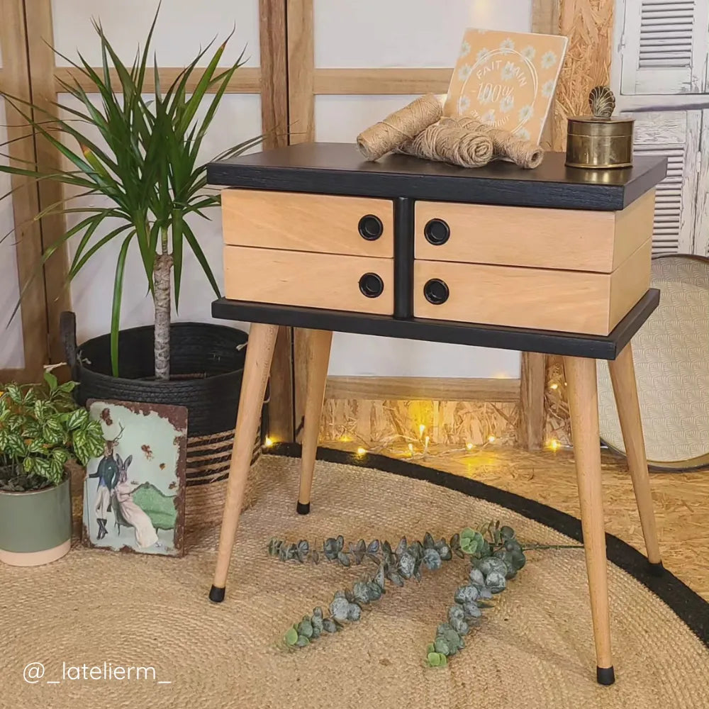 Petit meuble d'appoint en bois repeint en Noir