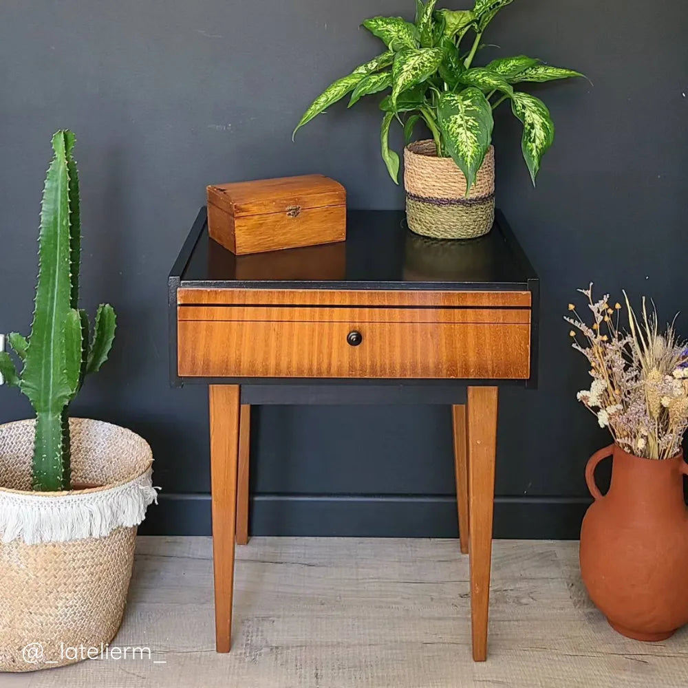 Meuble d'appoint en bois verni repeint en Noir élégant