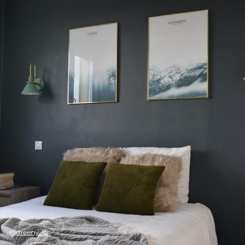 Mur chambre repeint avec la couleur Anthracite