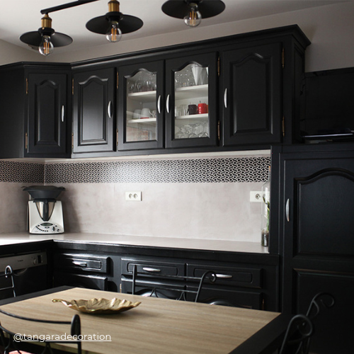 Cuisine peinte avec la couleur Noir