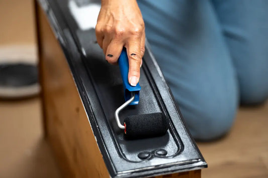 Mise en peinture d'un meuble en bois