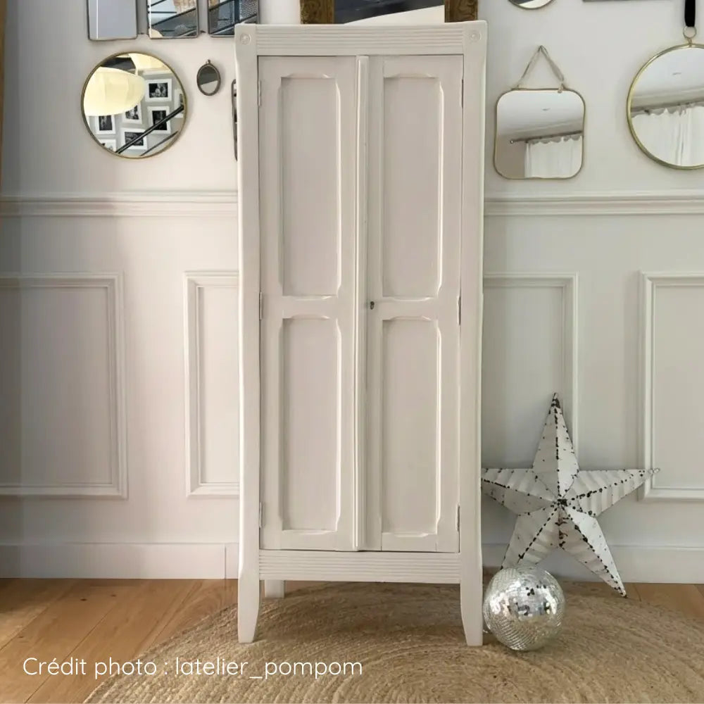 petite armoire parisienne en bois repeinte couleur craie apres renovation meuble deco