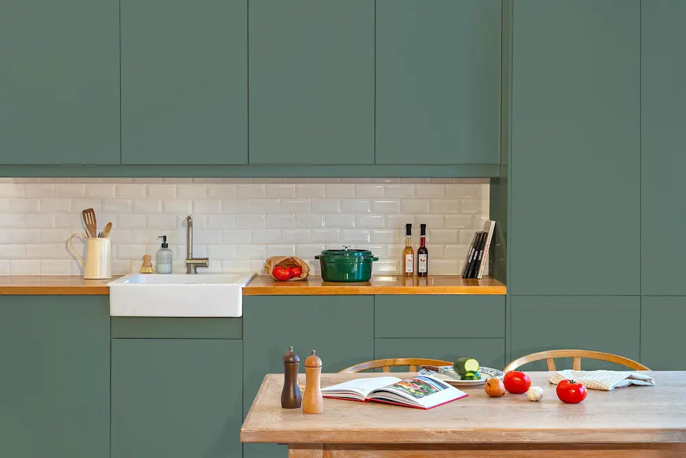 Cuisine mélaminée relookée avec peinture vert Sauge mat Eléonore Déco