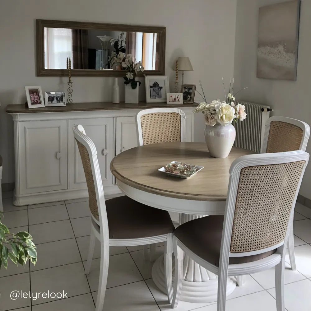 Ensemble table et chaises en bois repeint en teinte Meringue