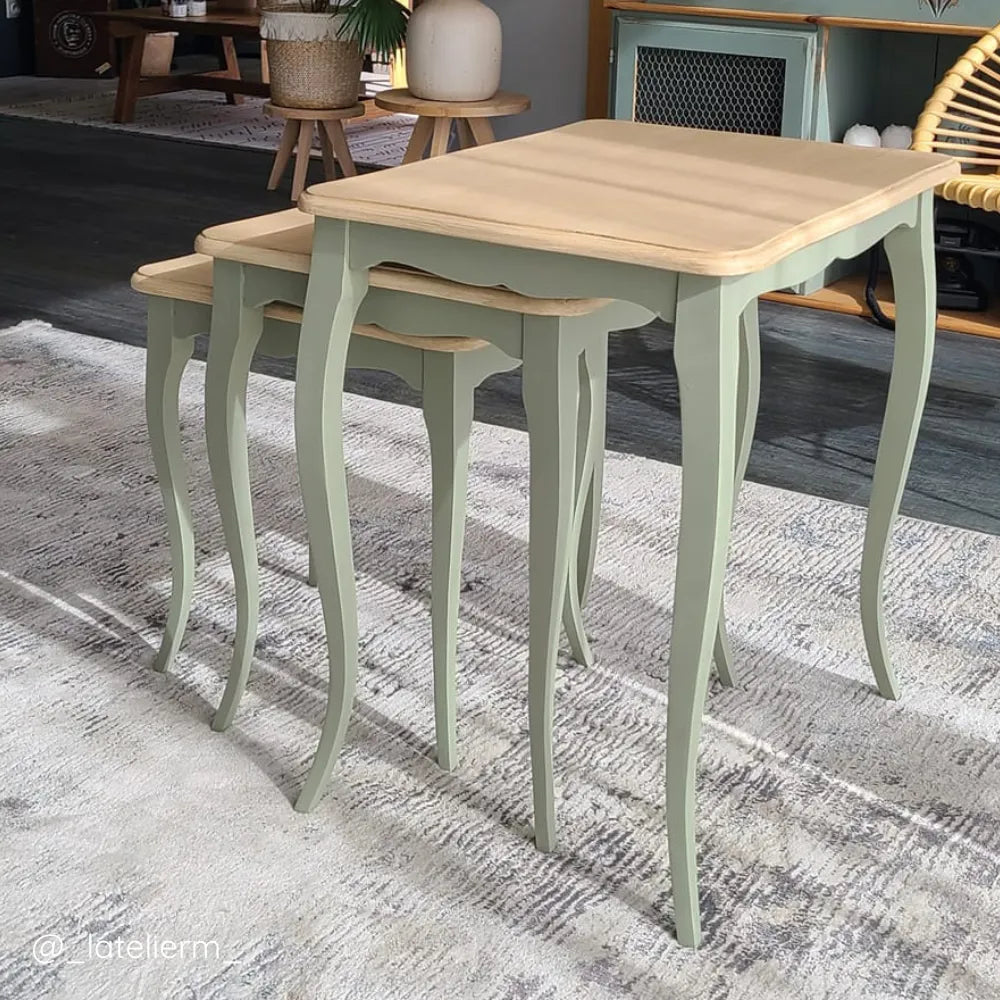 Set de tables gigognes relookées en teinte Vert de gris