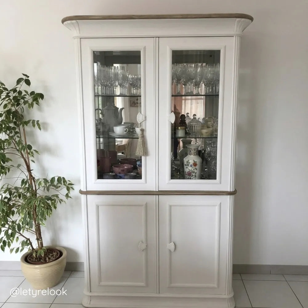Vaisselier de famille en bois repeint en teinte Meringue
