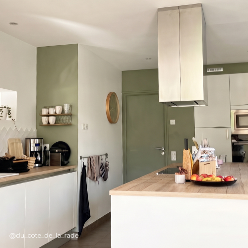 Mur cuisine repeint avec la couleur vert de gris