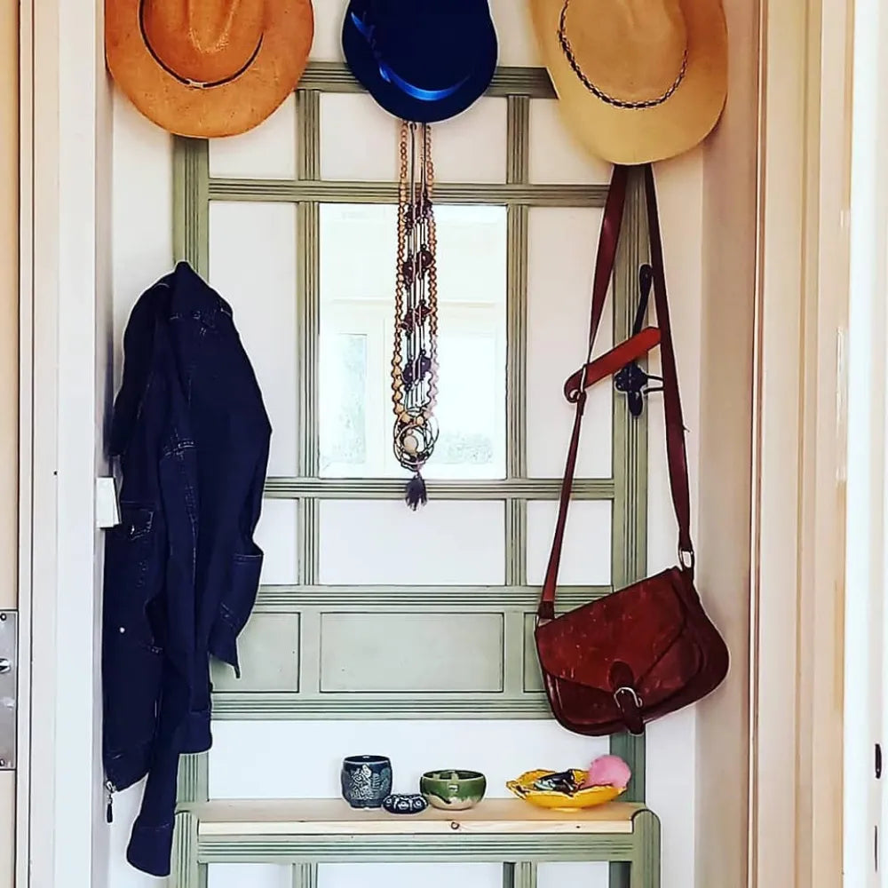 Vestiaire d'entrée en bois repeint avec la teinte Vert de gris