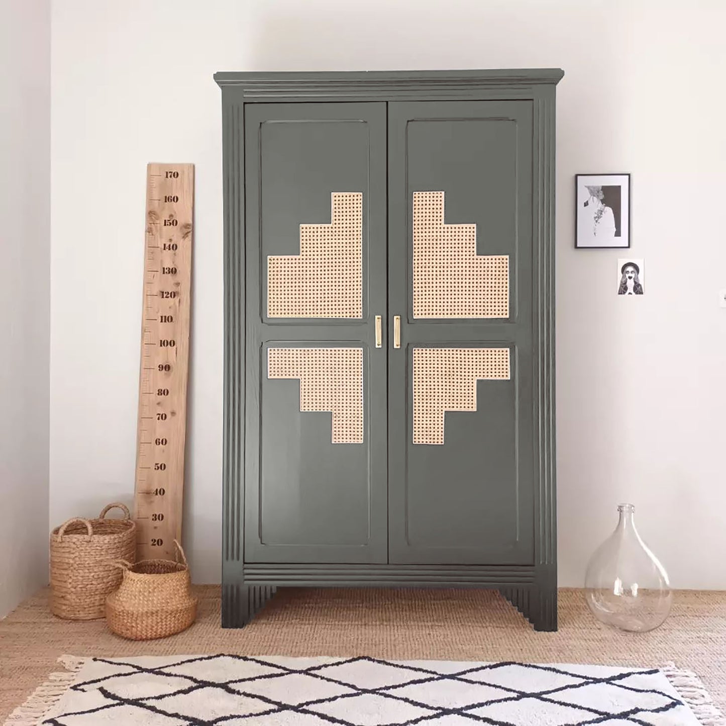Armoire relookée en peinture meuble en bois Eléonore Déco, couleur Bgris Basalte. Convient pour peinture de meuble Ikea, meuble en bois, meuble ancien