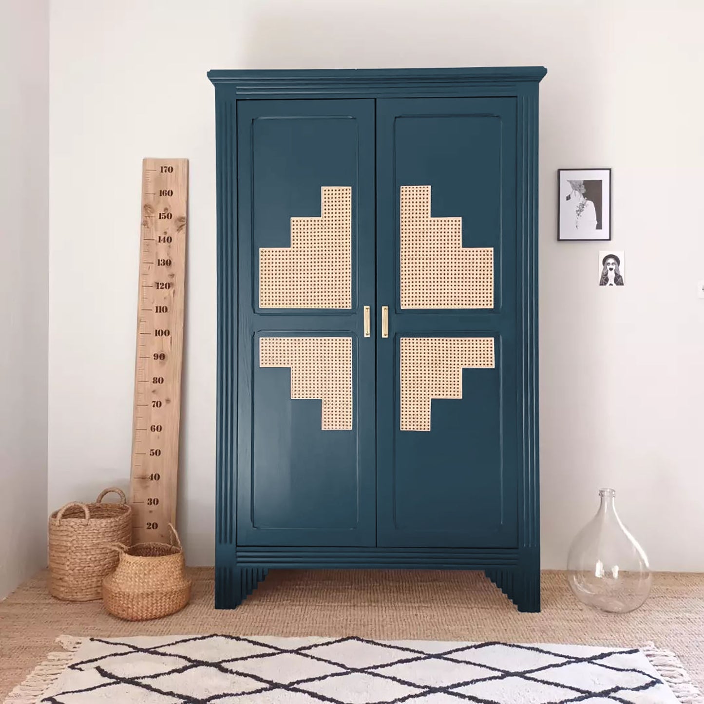 Armoire relookée en peinture meuble en bois Eléonore Déco, couleur Bleu Boston. Convient pour peinture de meuble Ikea, meuble en bois, meuble ancien