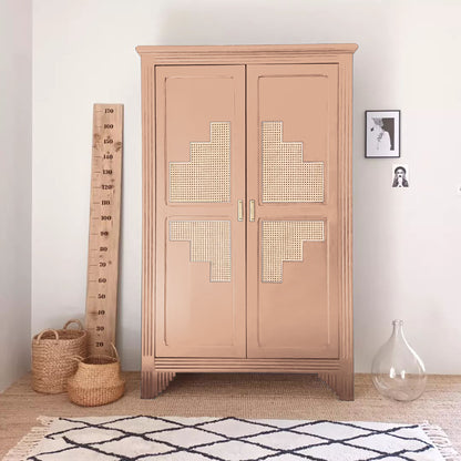 Armoire relookée en peinture meuble en bois Eléonore Déco, couleur Biscuit Rose. Convient pour peinture de meuble Ikea, meuble en bois, meuble ancien