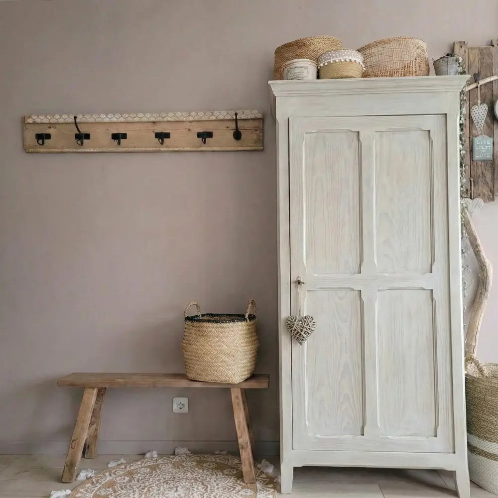Armoire ancienne en bois brut teintée avec la teinte bois Coton Eléonore Déco