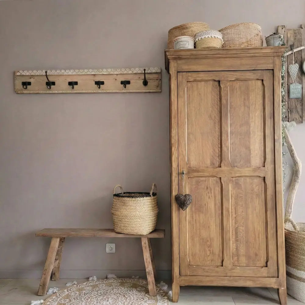 Armoire ancienne en bois brut teintée avec la teinte bois Noyer Eléonore Déco