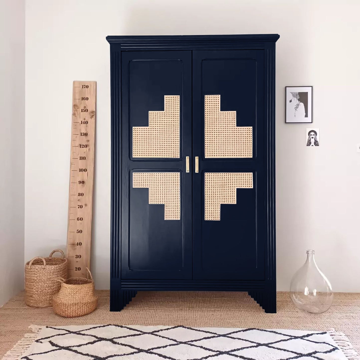 Armoire relookée en peinture meuble en bois Eléonore Déco, couleur Bleu Abysse. Convient pour peinture de meuble Ikea, meuble en bois, meuble ancien