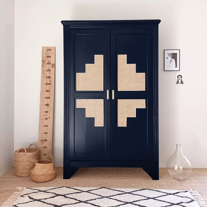 Armoire relookée en peinture meuble en bois Eléonore Déco, couleur Bleu Abysse. Convient pour peinture de meuble Ikea, meuble en bois, meuble ancien