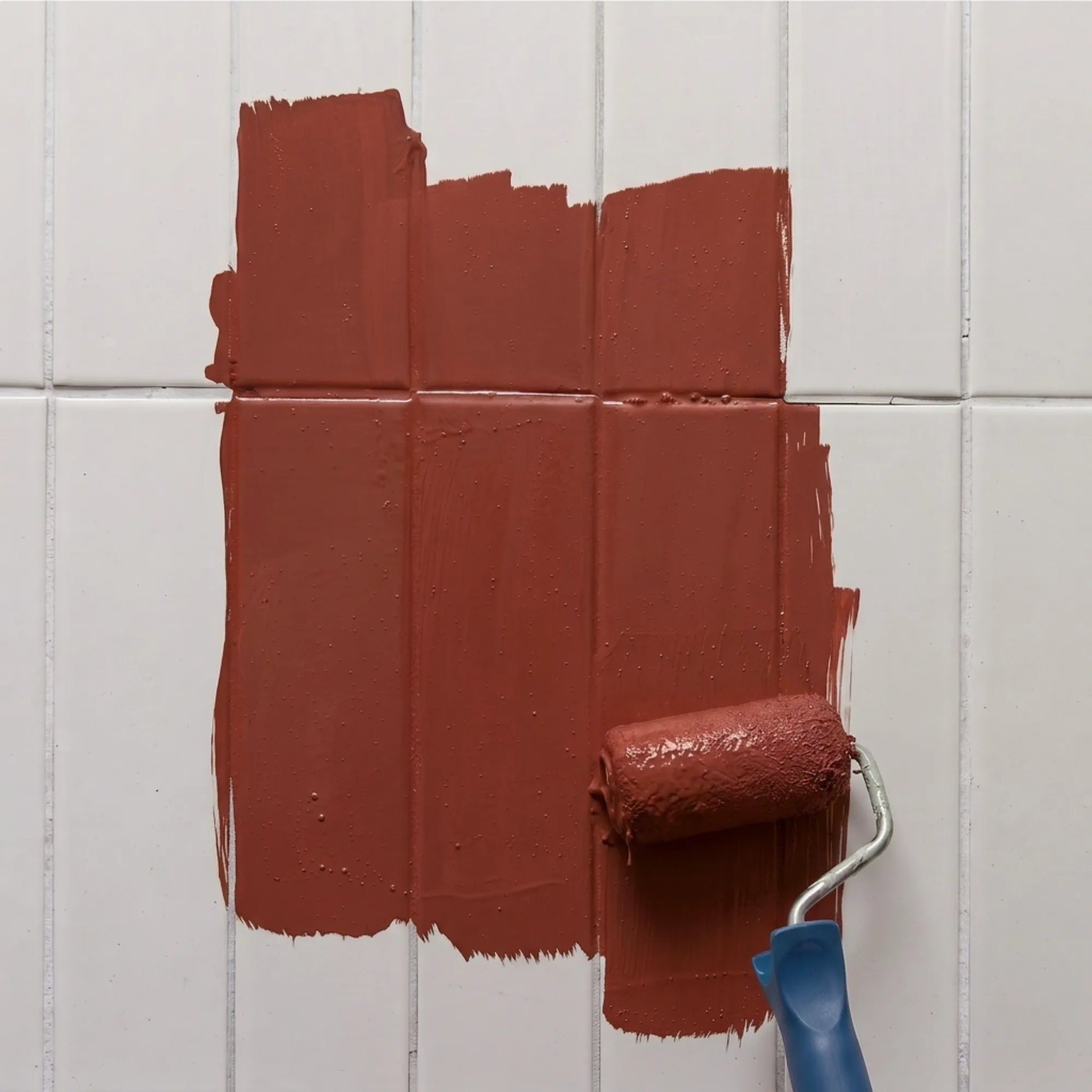Peinture pour carrelage Éléonore Déco, couleur Antik rouge.