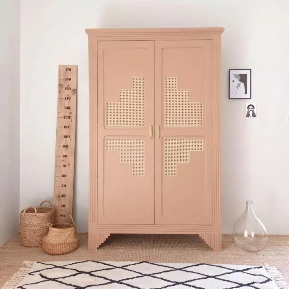 Armoire relookée en couleur Biscuit rose – peinture Eléonore Déco.
