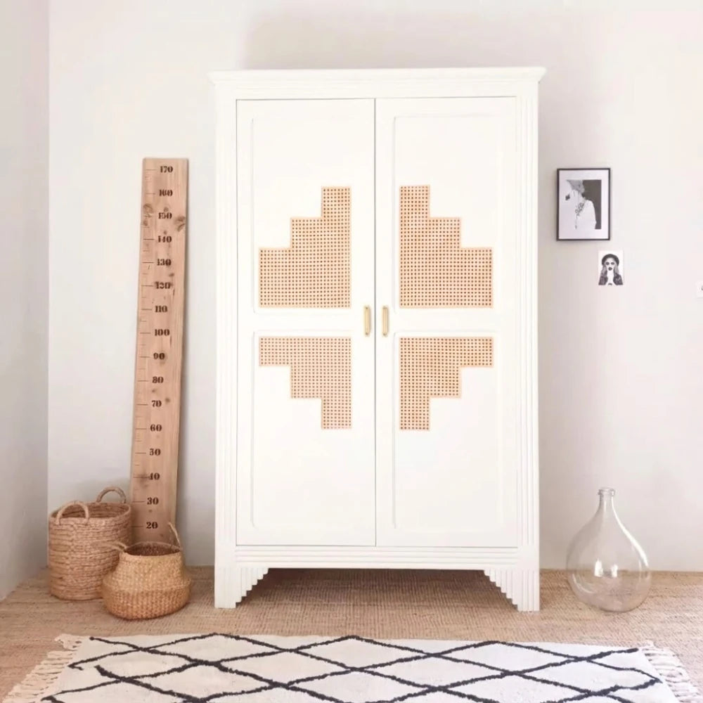 Armoire relookée en couleur Blanc – peinture Eléonore Déco.