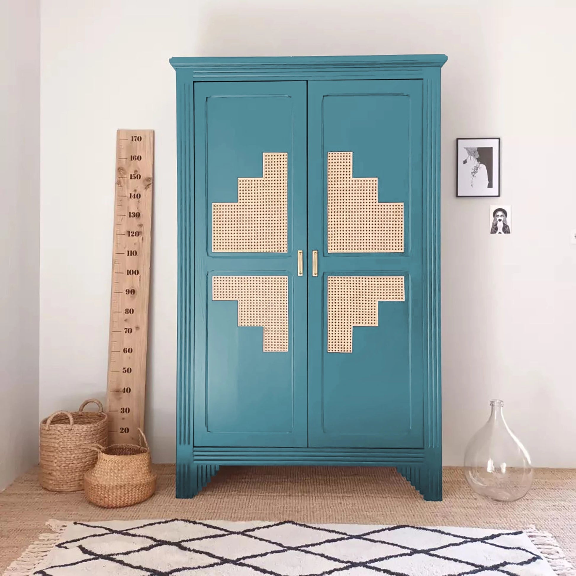 Armoire relookée en couleur Bleu gustavien – peinture Eléonore Déco.