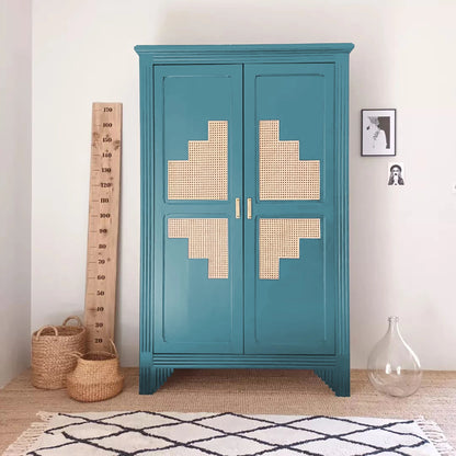 Armoire relookée en couleur Bleu gustavien – peinture Eléonore Déco.