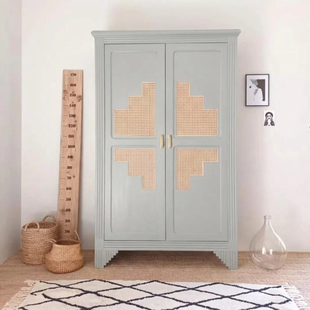 Armoire relookée en couleur Calcaire – peinture Eléonore Déco.