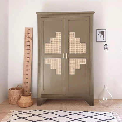 Armoire relookée en couleur Chamois – peinture Eléonore Déco.