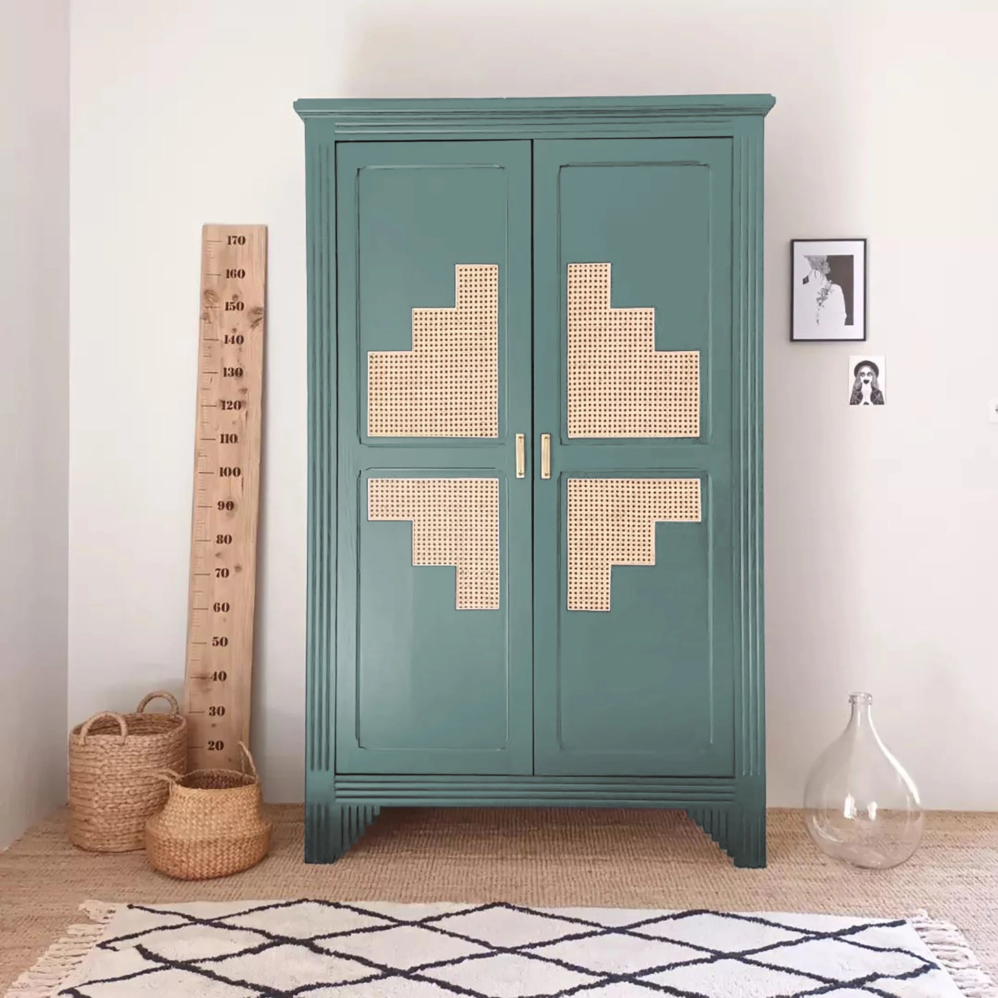 Armoire relookée en couleur Fjord – peinture Eléonore Déco.