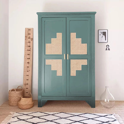 Armoire relookée en couleur Fjord – peinture Eléonore Déco.