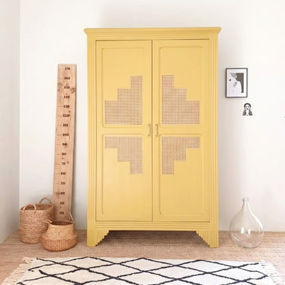 Armoire relookée en couleur jaune Beurre demi-sel – peinture Eléonore Déco