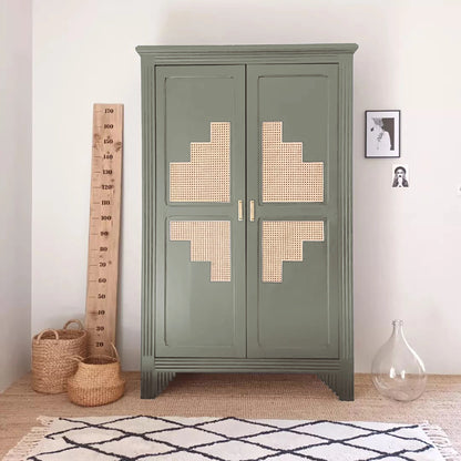 Armoire relookée en couleur Lichen – peinture Eléonore Déco.
