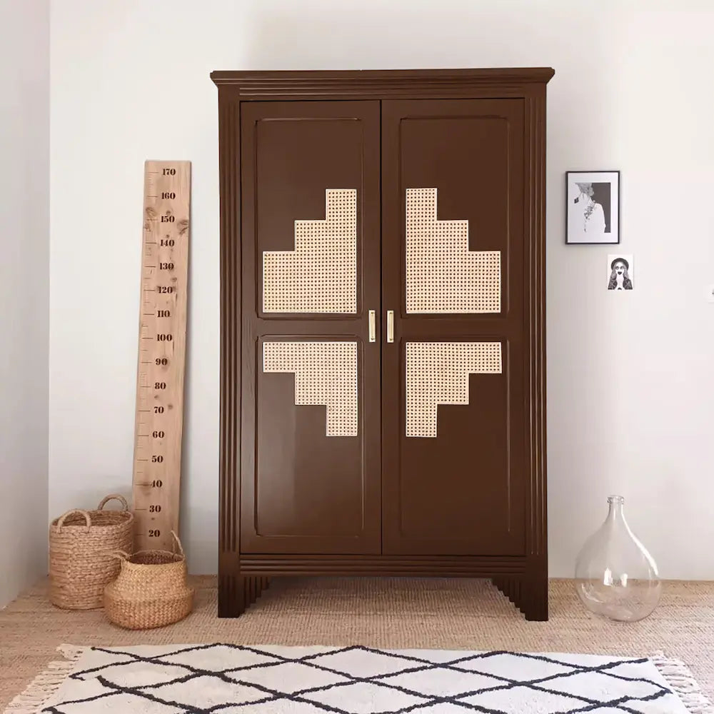 Armoire relookée en couleur marron Chocolat viennois – peinture Eléonore Déco