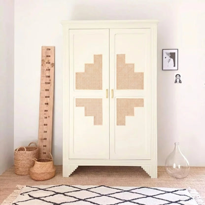 Armoire relookée en couleur Mousse de lait – peinture Eléonore Déco.