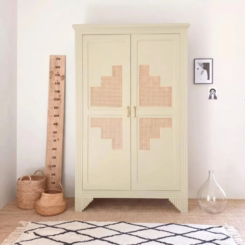 Armoire relookée en couleur Pierre – peinture Eléonore Déco.